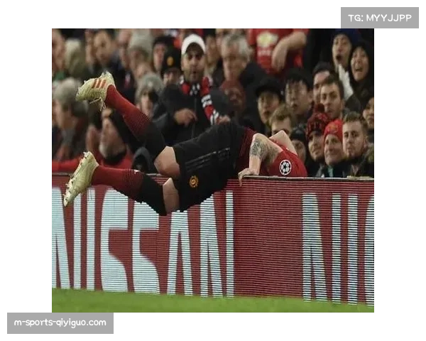 曼联考虑改造老特拉福德围栏以减少球员受伤风险